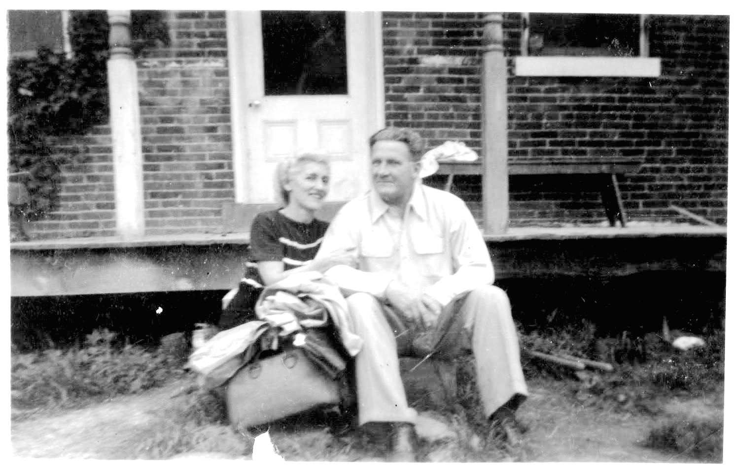 Anna and Munsey Gleaton in front of the farmhouse